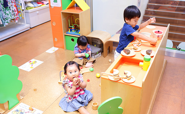 木製の遊具で遊ぶ子供達